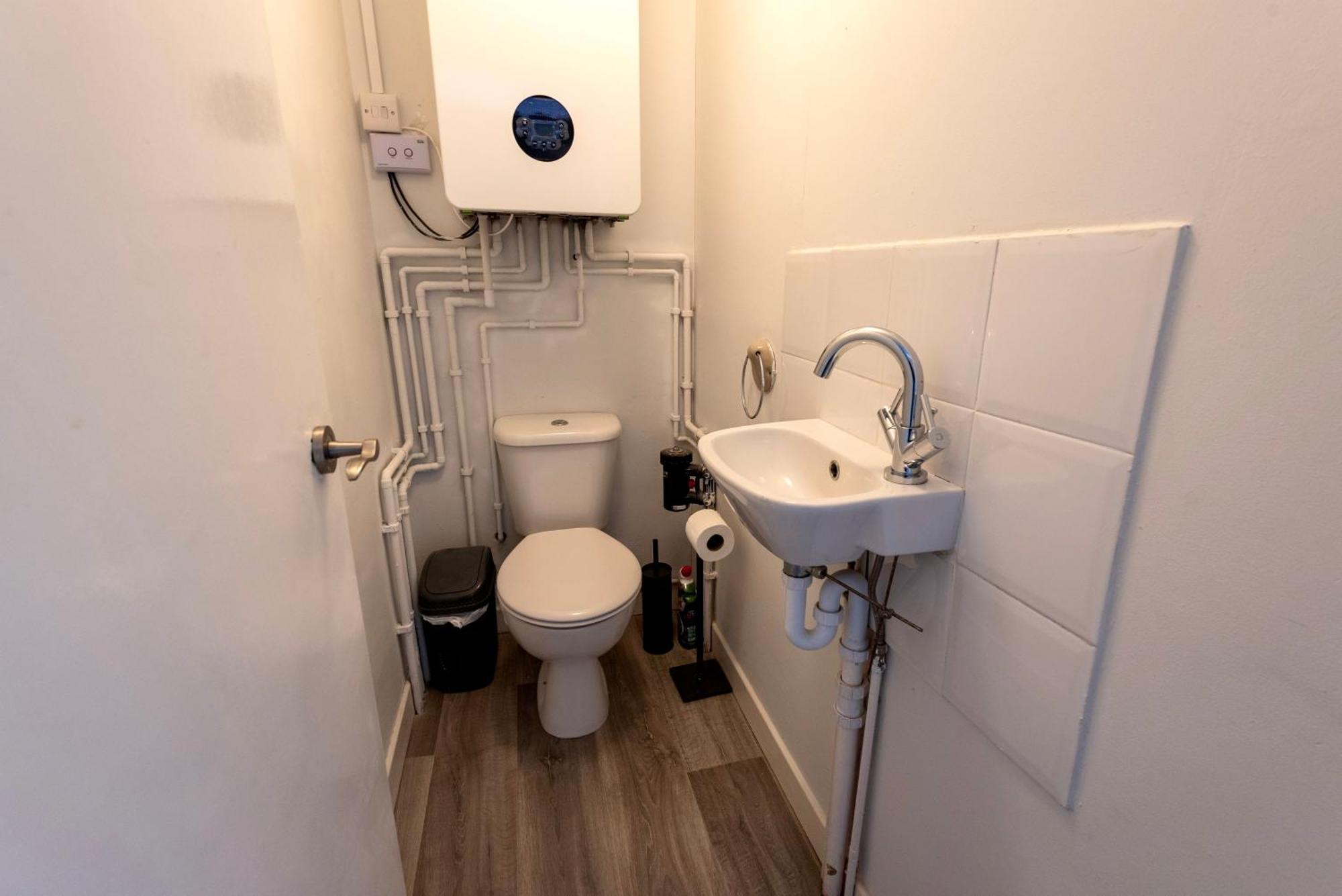 Single Room In Brand New 5 Bedroom Home BW Room 2 Solihull Bagian luar foto