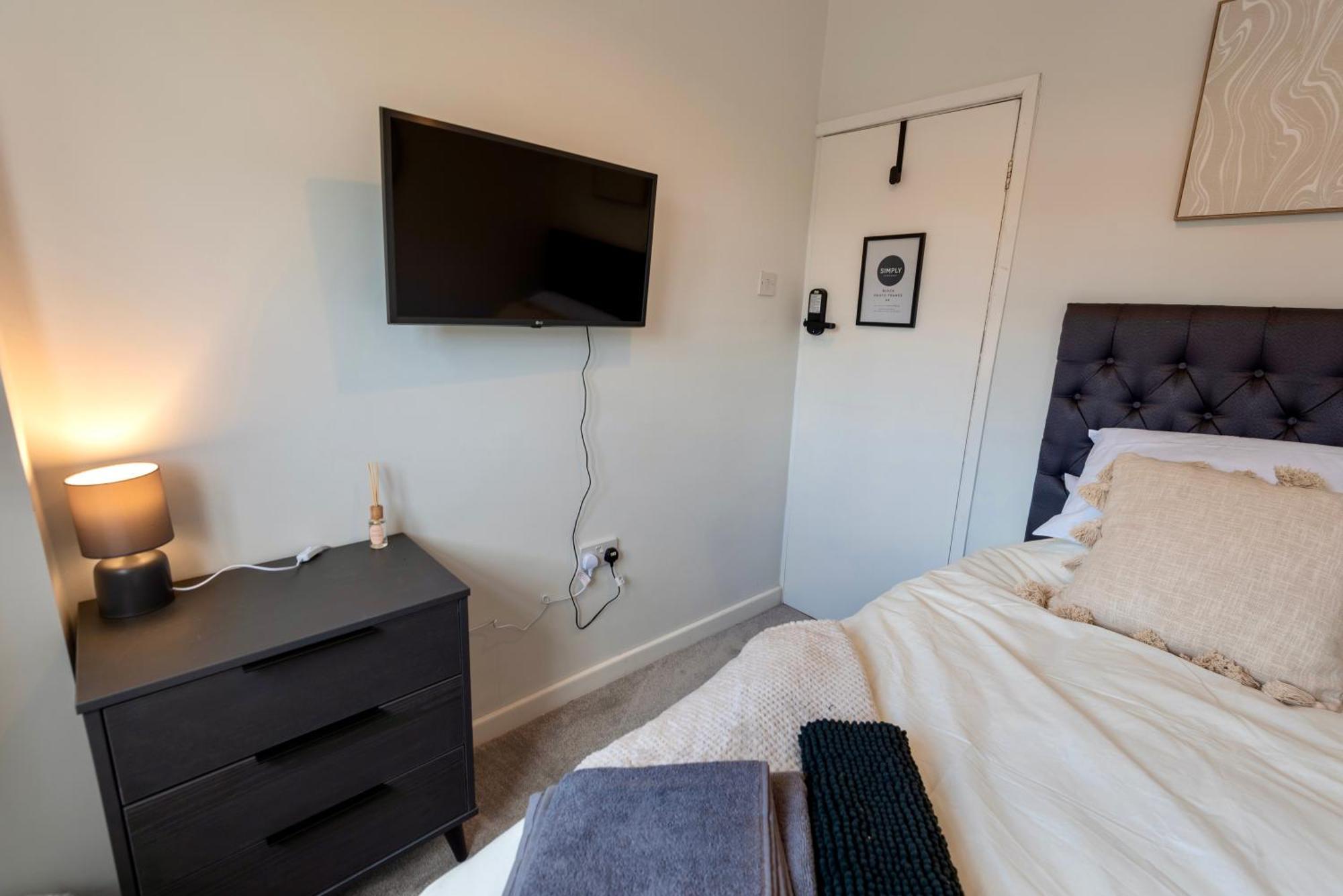 Single Room In Brand New 5 Bedroom Home BW Room 2 Solihull Bagian luar foto