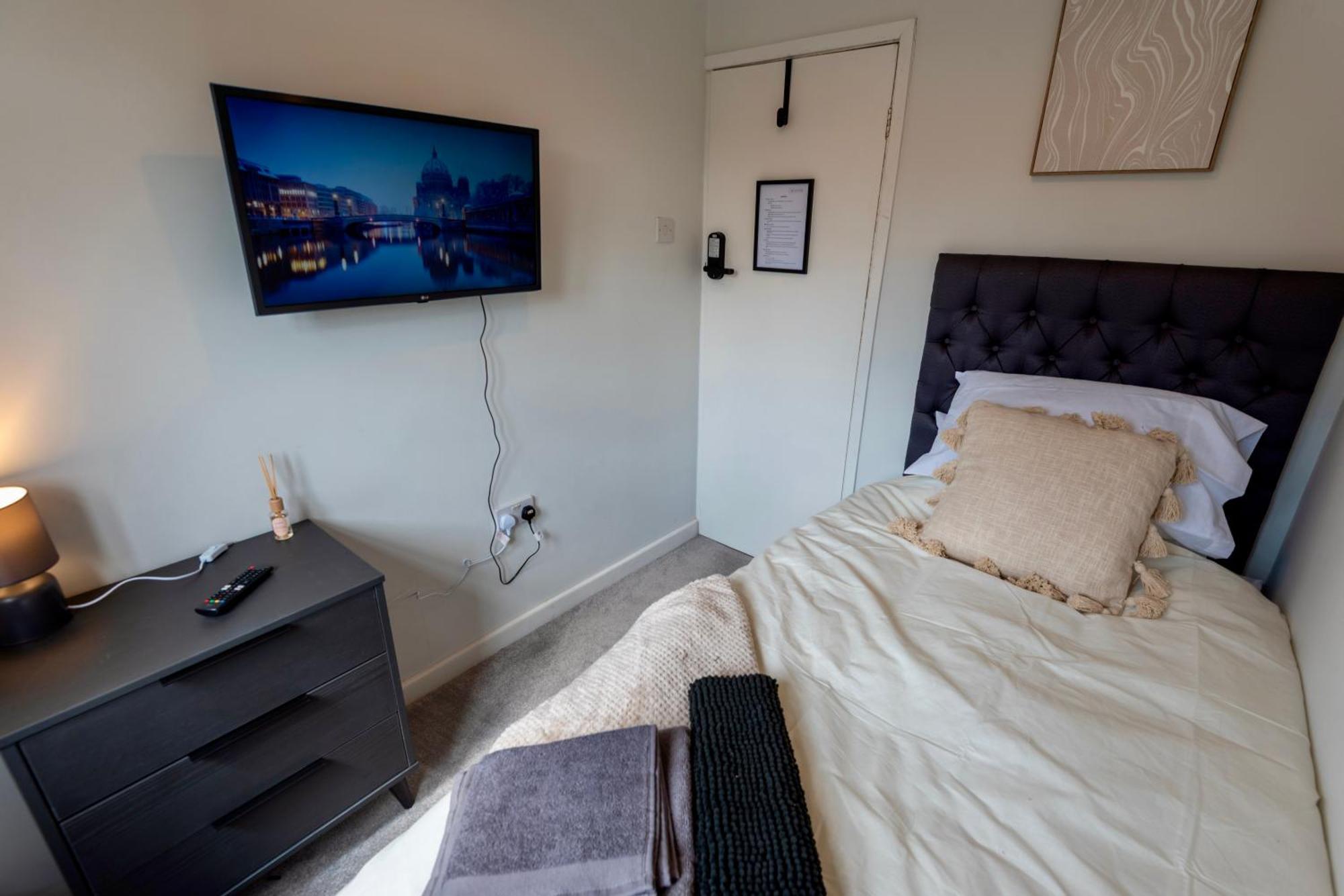Single Room In Brand New 5 Bedroom Home BW Room 2 Solihull Bagian luar foto